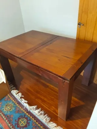Mesa de comedor de madera