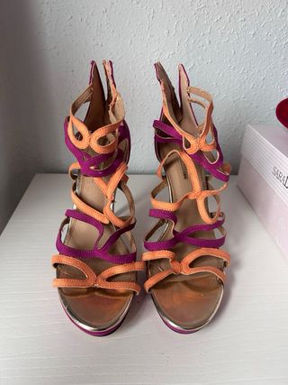 Sandalias de tacón morado y naranja
