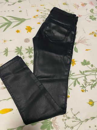 Pantalones efecto cuero negros