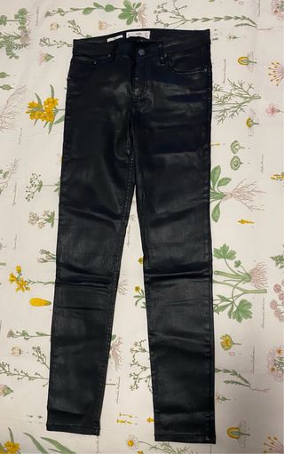 Pantalones efecto cuero negros