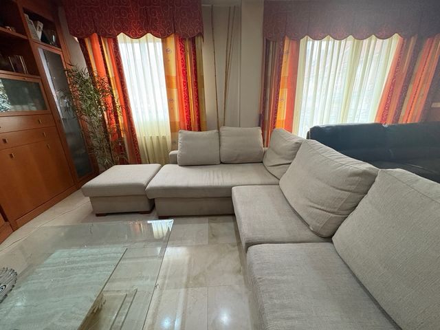 Divano chaiselongue con pouf beige