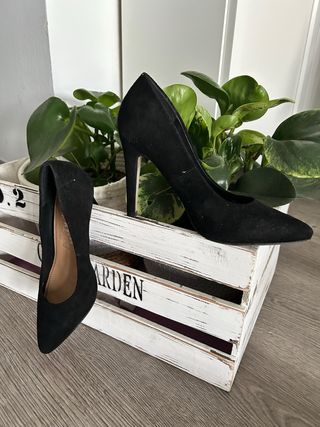 Zapatos de tacón negros. poco uso y tapillas nueva