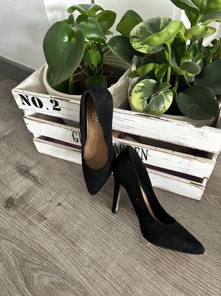 Zapatos de tacón negros. poco uso y tapillas nueva