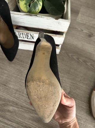 Zapatos de tacón negros. poco uso y tapillas nueva