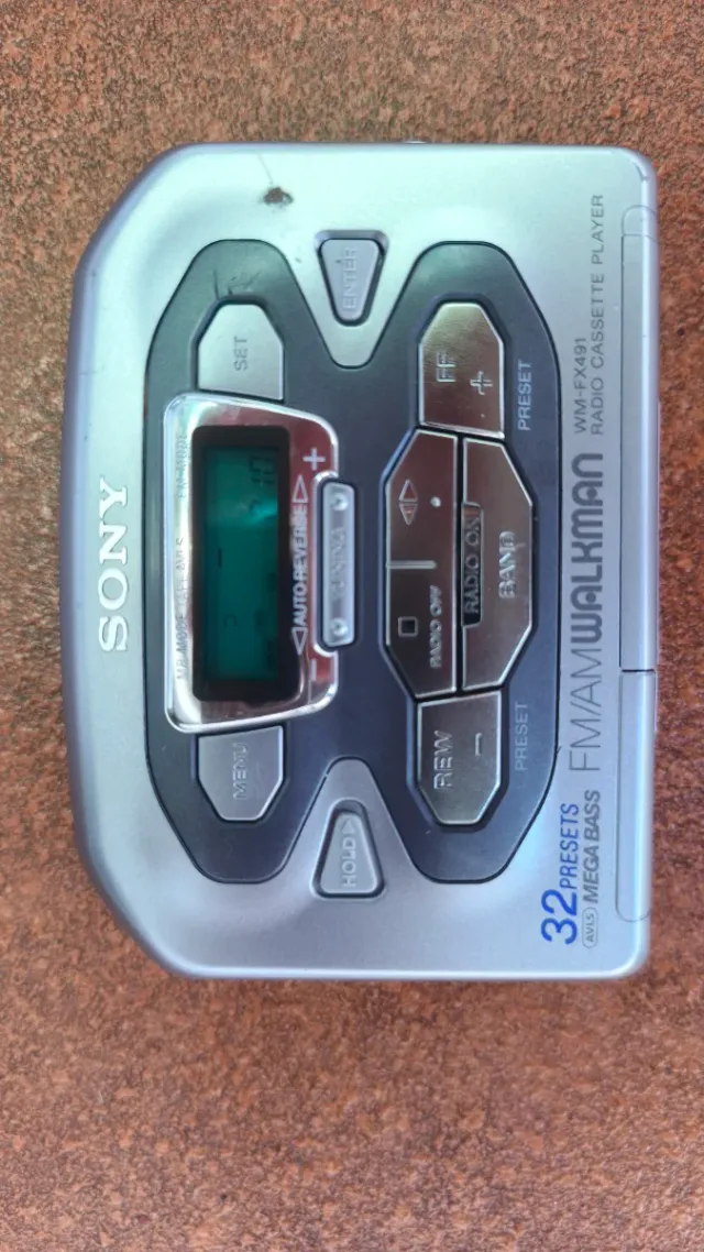 Walkman Sony FM/AM Radio Cassette WM-FX491