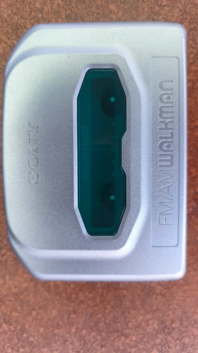 Walkman Sony FM/AM Radio Cassette WM-FX491