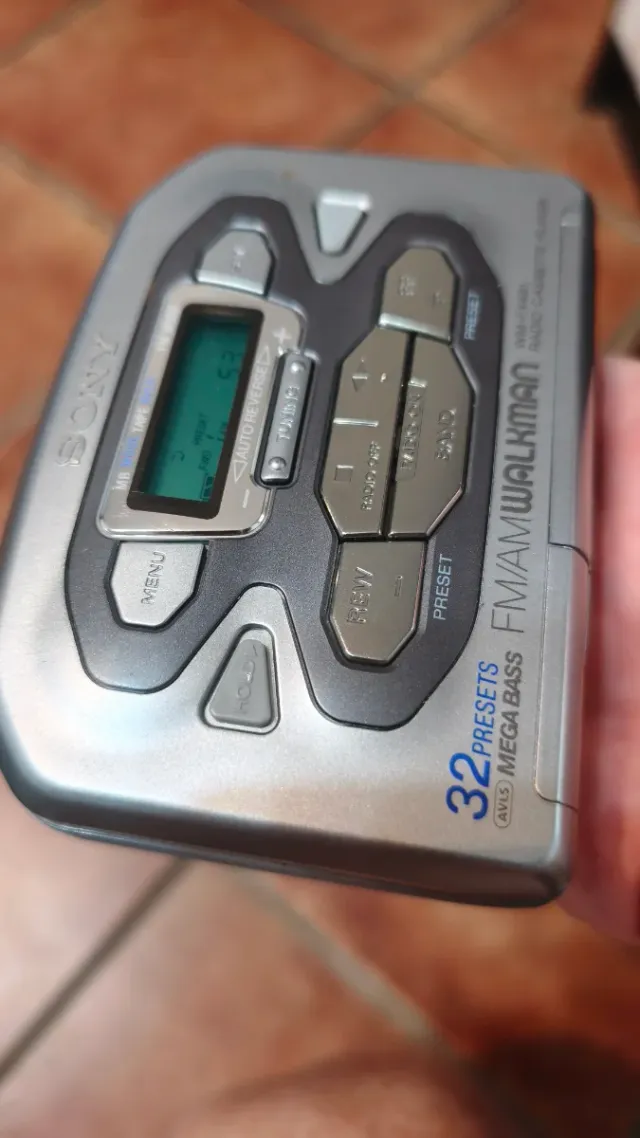Walkman Sony FM/AM Radio Cassette WM-FX491