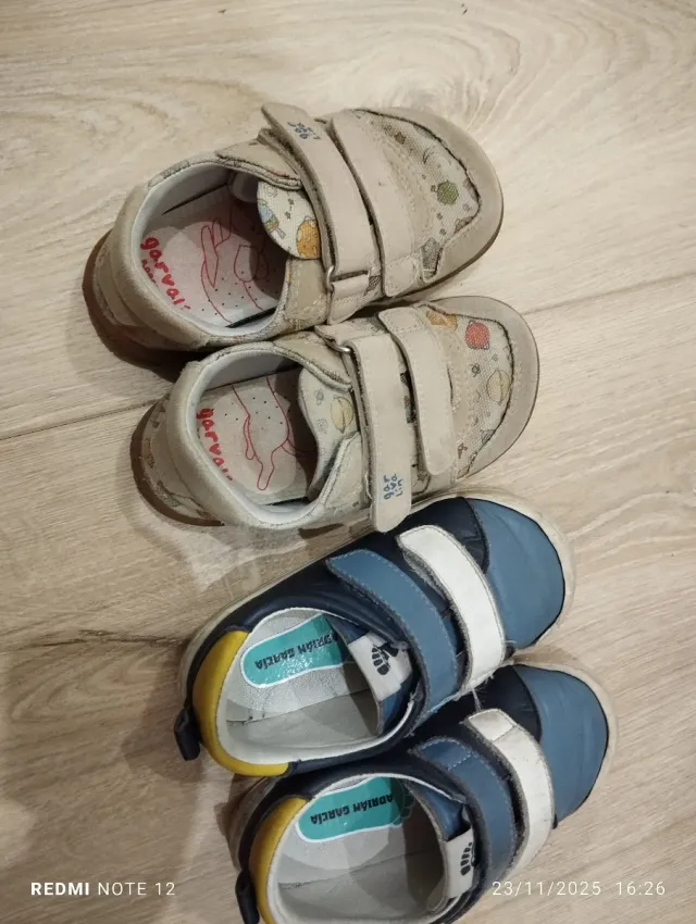 Lote 2 zapatillas barefoot niño T24. Garvallin