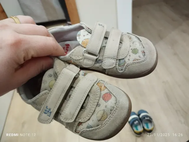 Lote 2 zapatillas barefoot niño T24. Garvallin