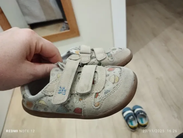 Lote 2 zapatillas barefoot niño T24. Garvallin