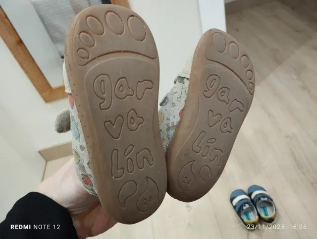 Lote 2 zapatillas barefoot niño T24. Garvallin
