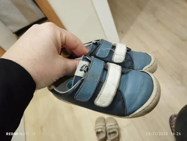 Lote 2 zapatillas barefoot niño T24. Garvallin