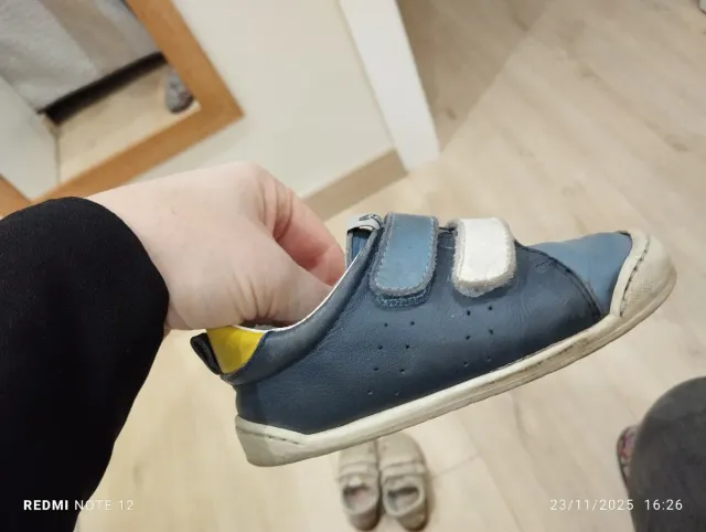 Lote 2 zapatillas barefoot niño T24. Garvallin