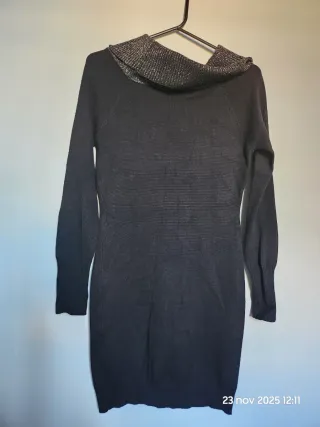 Vestido Negro con Cuello Bufanda