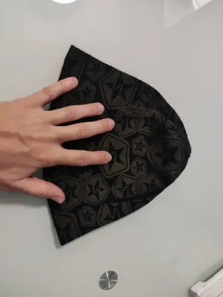 Gorro de invierno negro y dorado.