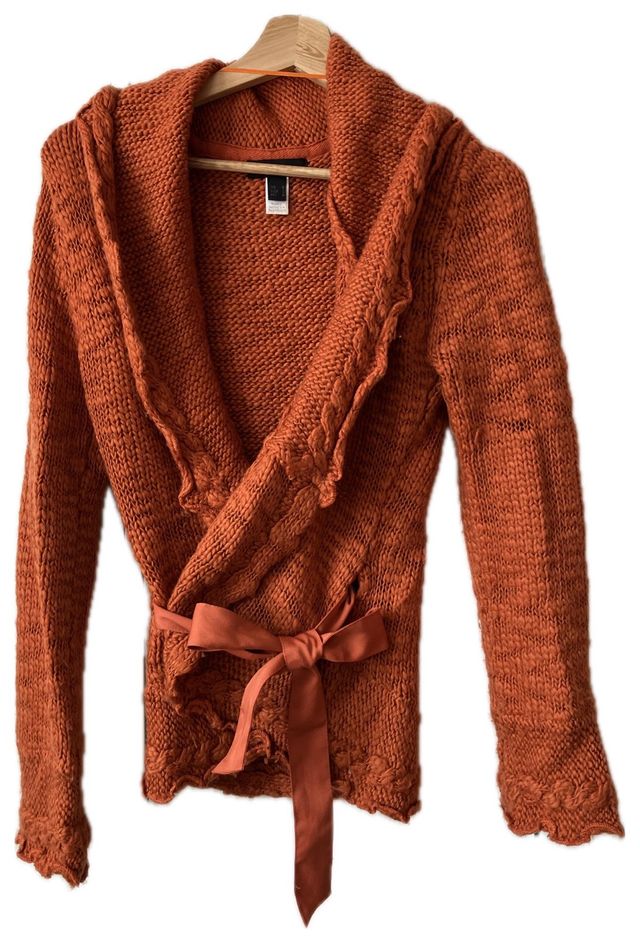 Cárdigan de lana naranja con lazo