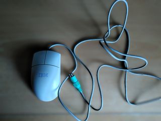 Ratón IBM PS/2 vintage bola retroinformática