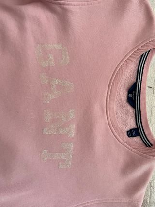 Conjunto GANT: Sudadera rosa y pantalón beige