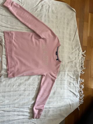 Conjunto GANT: Sudadera rosa y pantalón beige