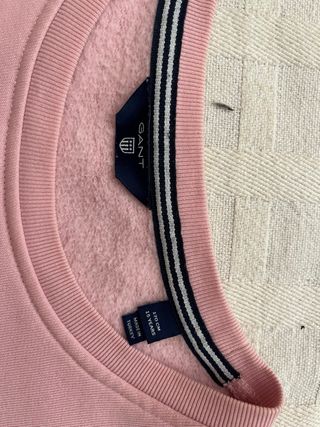 Conjunto GANT: Sudadera rosa y pantalón beige