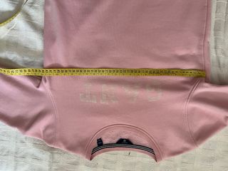 Conjunto GANT: Sudadera rosa y pantalón beige