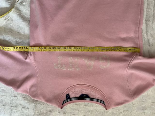Conjunto GANT: Sudadera rosa y pantalón beige
