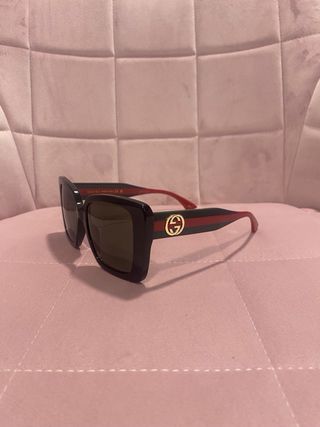 Gafas de sol Gucci negras y rojas