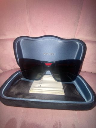Gafas de sol Gucci negras y rojas
