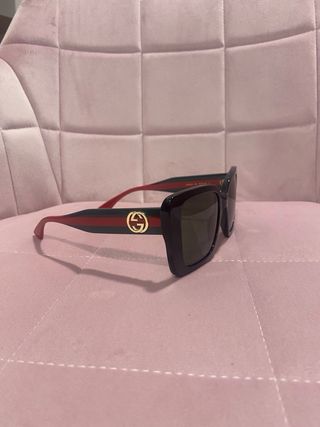 Gafas de sol Gucci negras y rojas
