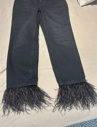 Pantalones negros con plumas