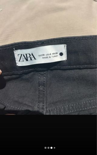 Pantalones negros con plumas