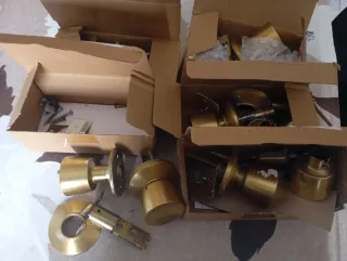 Pomos de puerta redondos dorados