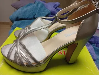 Zapatos de fiesta dorados y plateados