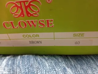 Zapatos de fiesta dorados y plateados