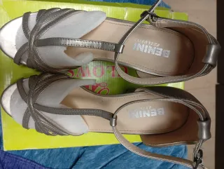 Zapatos de fiesta dorados y plateados