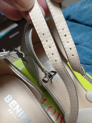 Zapatos de fiesta dorados y plateados