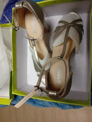 Zapatos de fiesta dorados y plateados