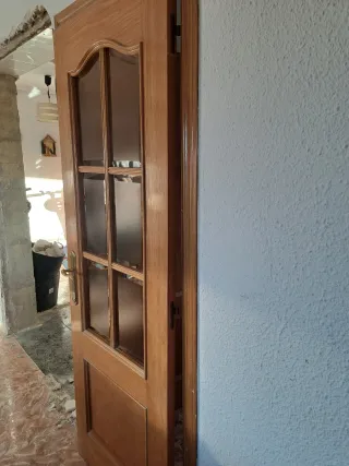 Puerta de madera con cristal