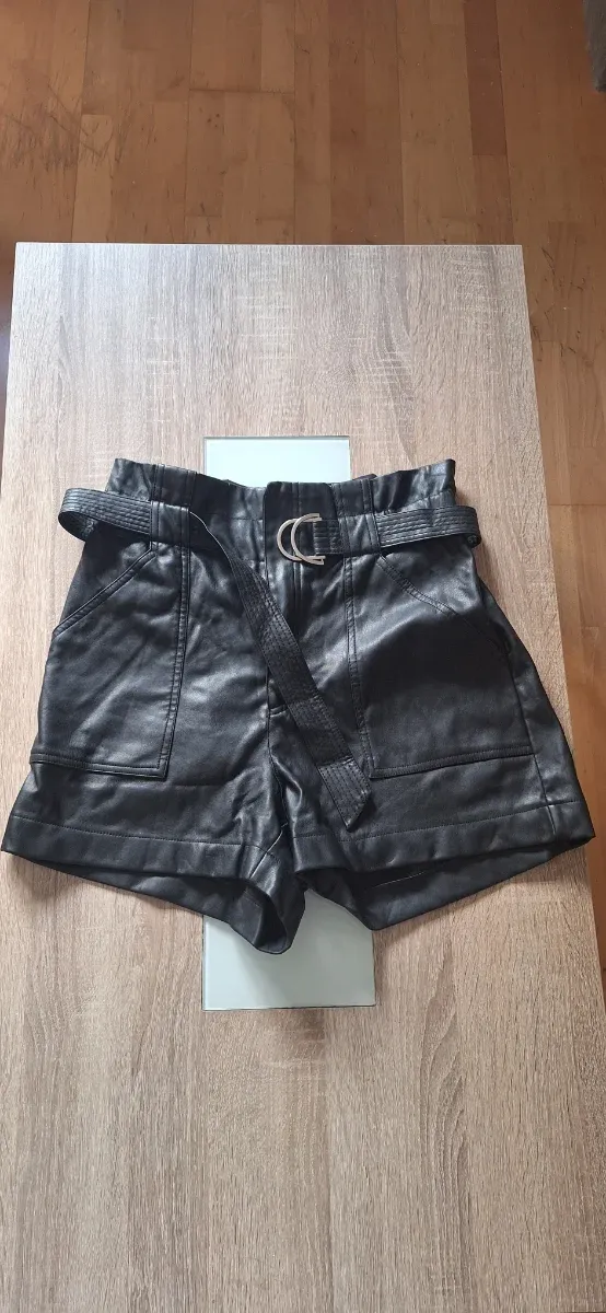 Shorts Polipiel Stradivarius Negro Talla M