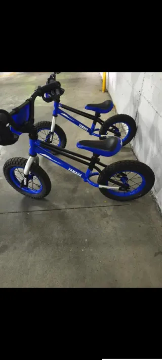 Bicicleta de equilibrio Yamaha azul