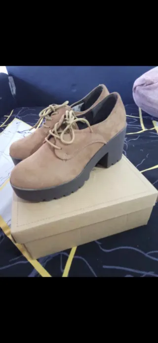 Botines de cuña beige con cordones