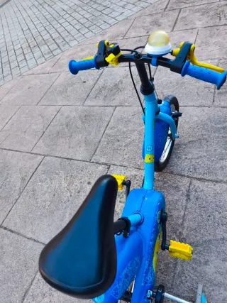 Bicicleta infantil azul con ruedines