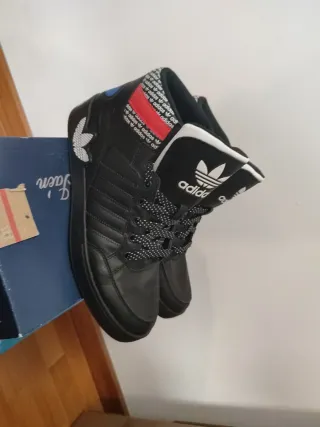 Zapatillas Adidas Negras y Rojas