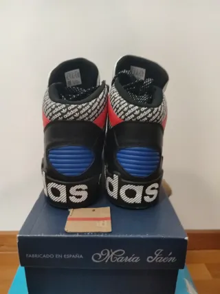 Zapatillas Adidas Negras y Rojas