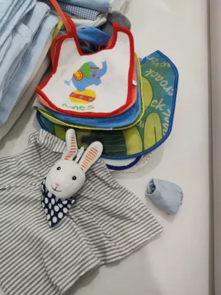 Lote Ropa Cuna Bebé: Mantas, Baberos y Peluche