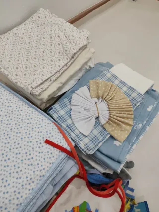 Lote Ropa Cuna Bebé: Mantas, Baberos y Peluche