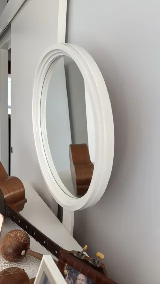 Espejo ovalado blanco de madera