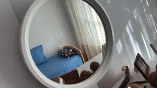 Espejo ovalado blanco de madera