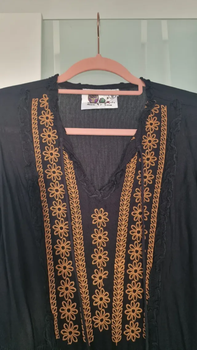 Camisa negra bordada dorada