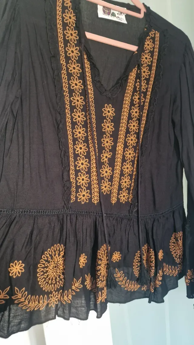 Camisa negra bordada dorada